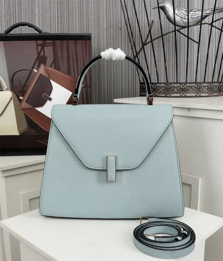 In stock👉Original medium size light blue👉Valextra Valextra Iside, known as Italian Hermès, is one of the most representative designs of Valextra. There is no obvious logo, but the simple collective line design is very recognizable, full of architectural art, and shows a capable and intellectual style. It is made of imported palm-print lining cowhide, with up to five stitches of handwork, and the shiny oil edges test the skill of the craftsman. Medium size: 26cm【6627#】